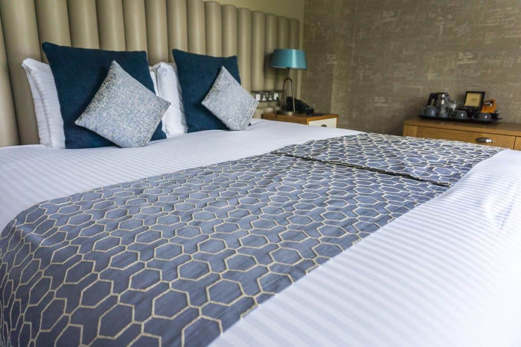 Salisbury Green Hotel - King size bed in hotel room